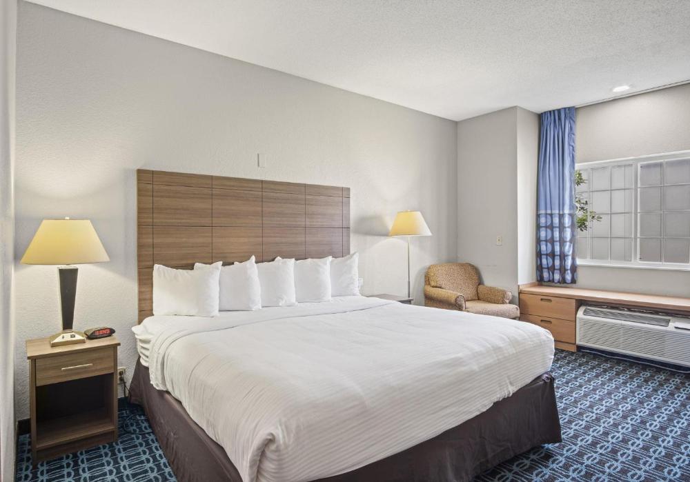King Room - Accessible/Non-Smoking interior